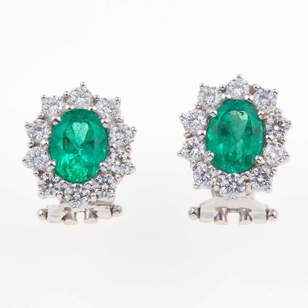 Orecchini con smeraldi Colombia di ct 0.80 circa e diamanti a contorno
