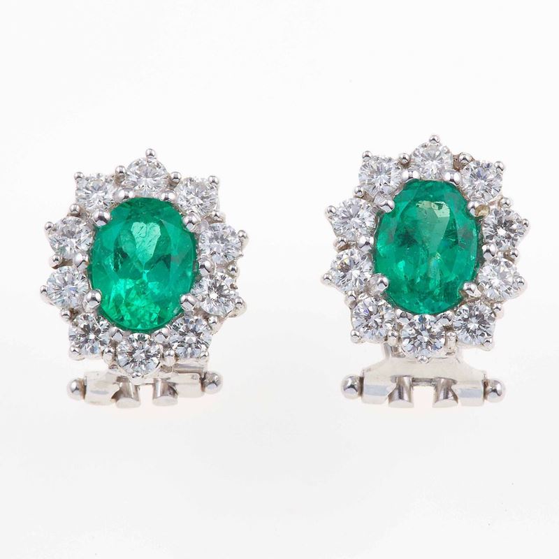 Orecchini con smeraldi Colombia di ct 0.80 circa e diamanti a contorno  - Auction Jewels | Timed Auction - Cambi Casa d'Aste