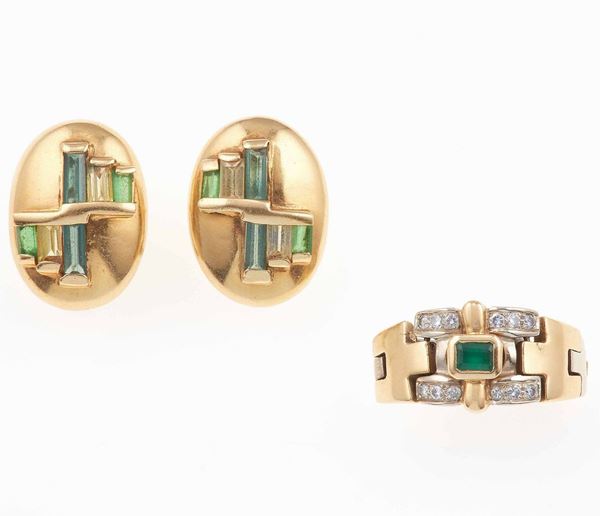 Lotto composto da anello con smeraldo e diamanti ed un paio di orecchini con gemme verdi