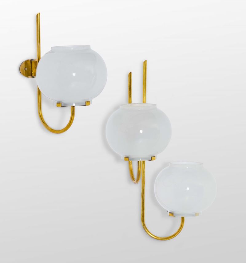 Due lampade da parete con struttura in ottone e diffusori in vetro satinato.  - Auction Design Lab - Cambi Casa d'Aste