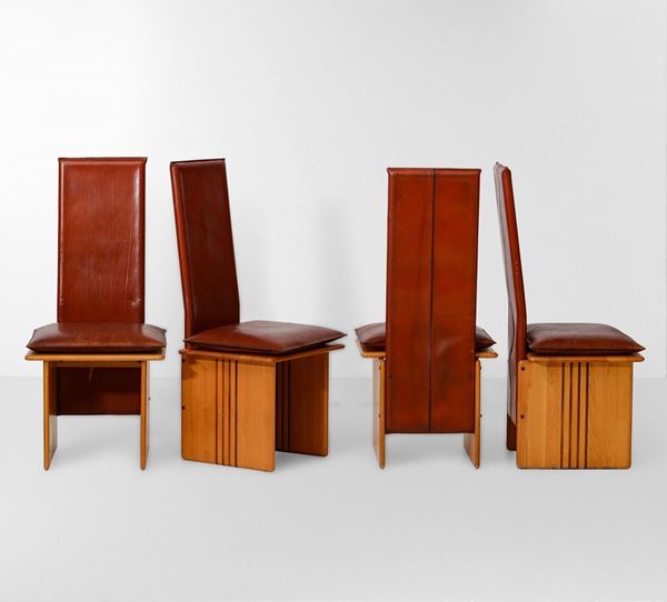 Quattro sedie con struttura in legno e rivestimenti in cuoio.