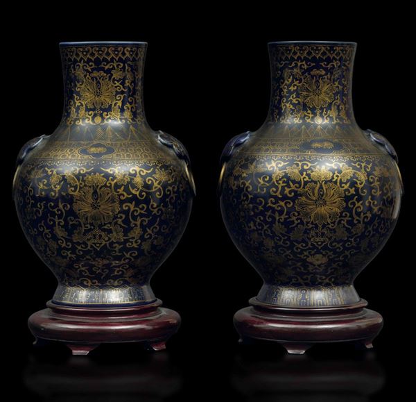 Coppia di vasi in porcellana con decoro floreale lumeggiato oro su fondo blu e mascheroni, Cina, Dinastia Qing, XIX secolo