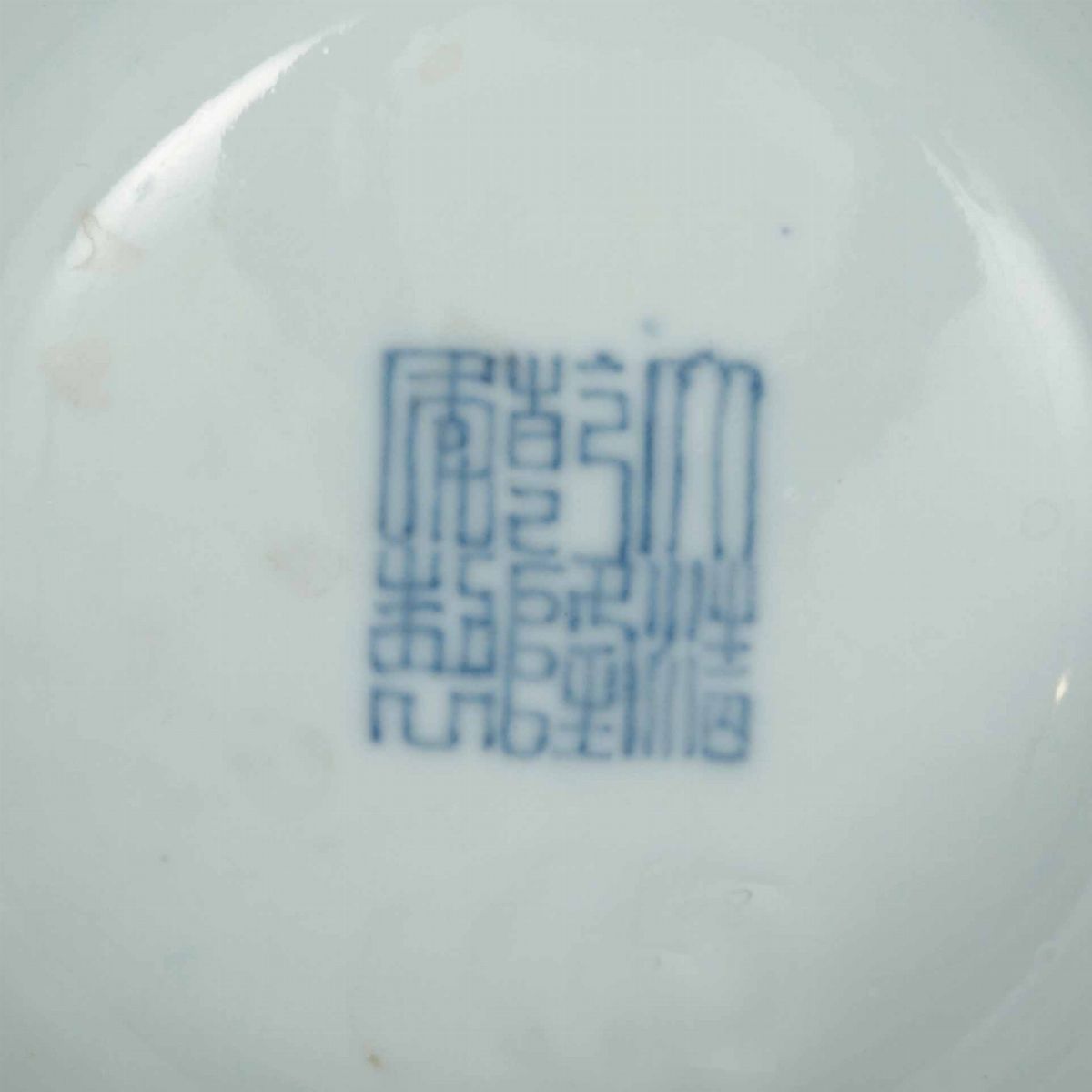 Coppia di Vasi in Porcellana con Decoro Floreale Lumeggiato Oro su Fondo Blu e Mascheroni, Cina, ...