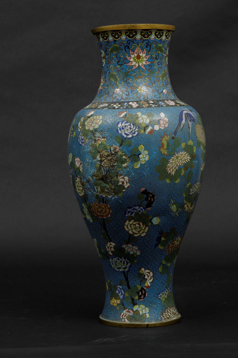 Grande Vaso a Smalti Cloisonnè con Decoro di Uccellini tra i Rami e Farfalle, Cina, Dinastia Qing...