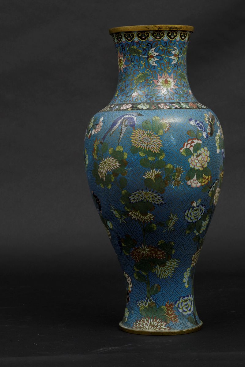 Grande Vaso a Smalti Cloisonnè con Decoro di Uccellini tra i Rami e Farfalle, Cina, Dinastia Qing...