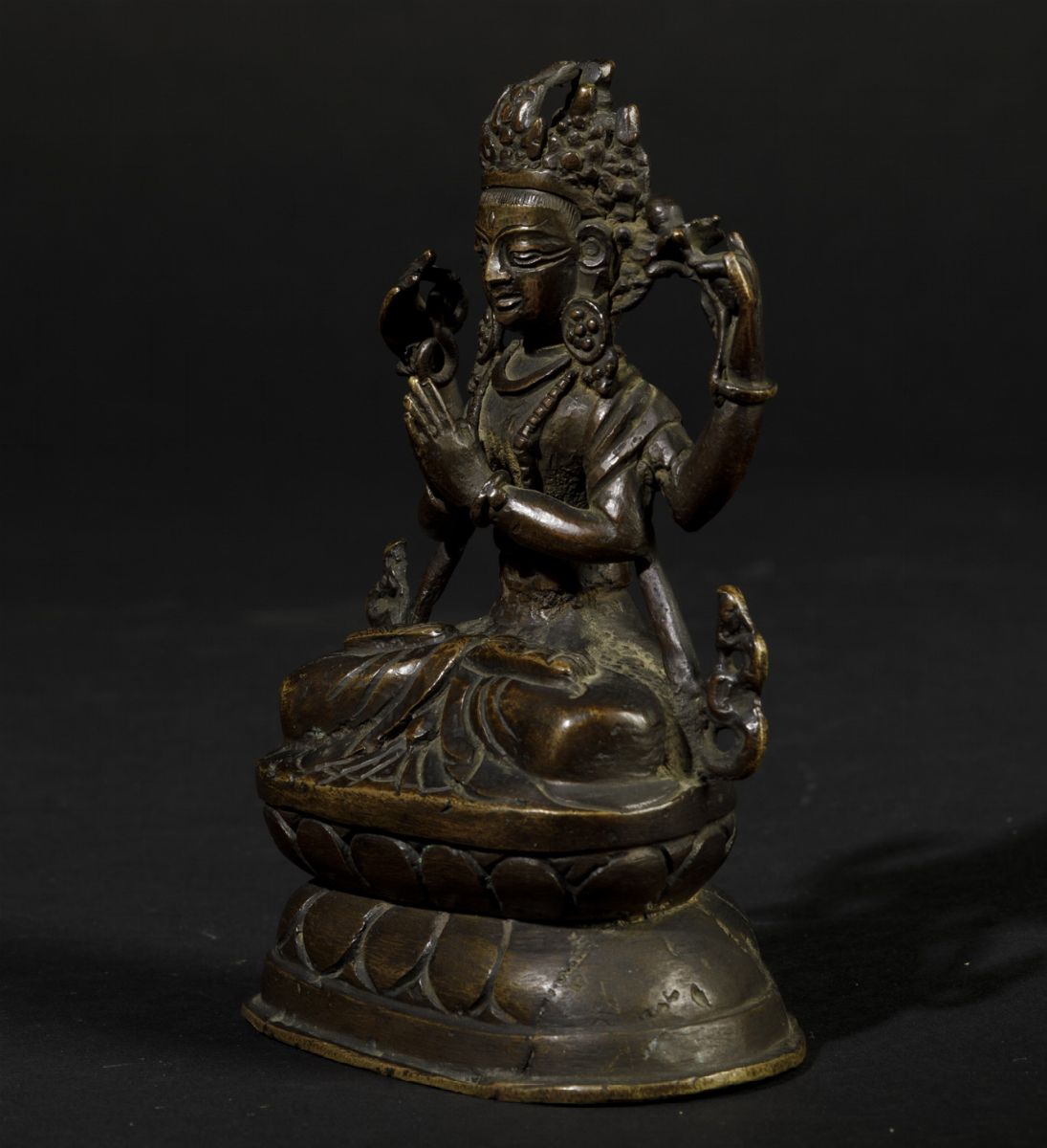 Figura di Avalokitesvara Seduta su Doppio Fiore di Loto in Bronzo, Tibet, XIX Secolo
