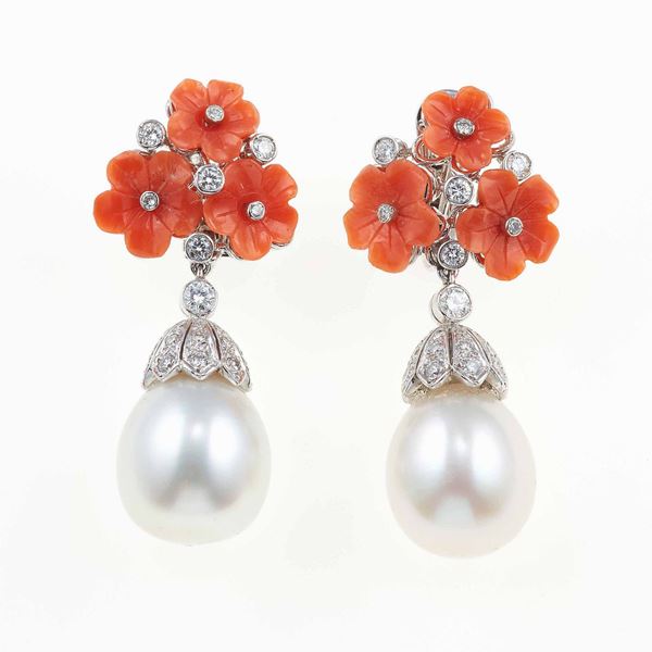 Orecchini pendenti con perle coltivate, diamanti e coralli