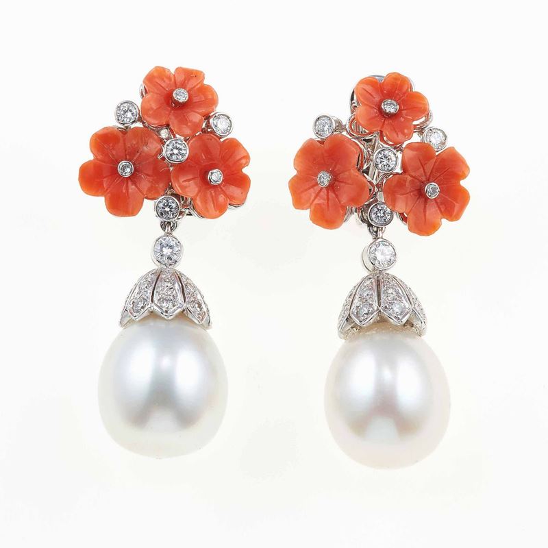 Orecchini pendenti con perle coltivate, diamanti e coralli  - Asta Fine Coral Jewels - II - Cambi Casa d'Aste
