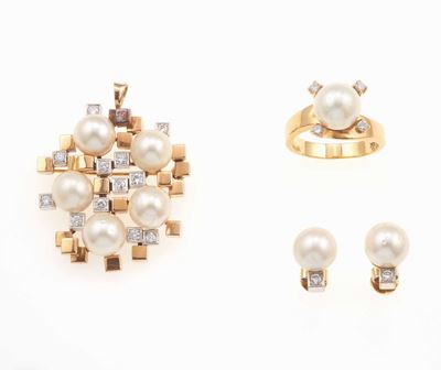 Parure Composta da Pendente/spilla, Anello ed Orecchini con Perle Coltivate e Diamanti