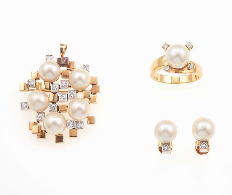 Parure composta da pendente/spilla, anello ed orecchini con perle coltivate e diamanti  - Auction Fine Jewels - III - Cambi Casa d'Aste