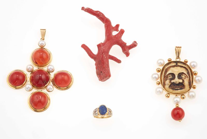 Lotto composto da due pendenti, un anello ed un rametto di corallo  - Auction Jewels | Timed Auction - Cambi Casa d'Aste