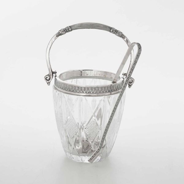 Secchiello portaghiaccio con pinza in vetro molato e finimenti in argento. Argenteria italiana del XX secolo