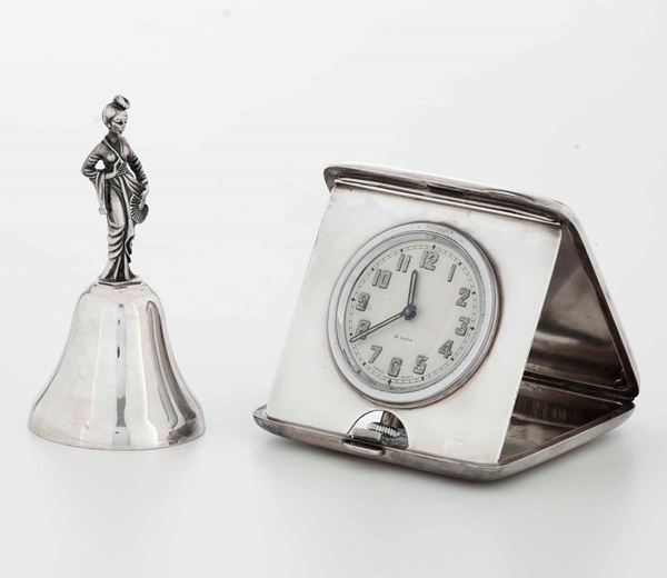 Orologio da viaggio con custodia in argento. XX secolo e campanello da tavolo in argento. Argentiere Ganci, Milano XX secolo