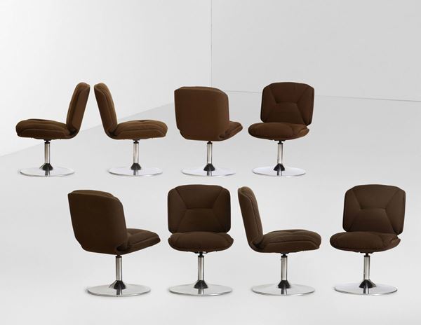 Otto sedie girevoli con struttura e base in metallo cromato, rivestimento in tessuto.
