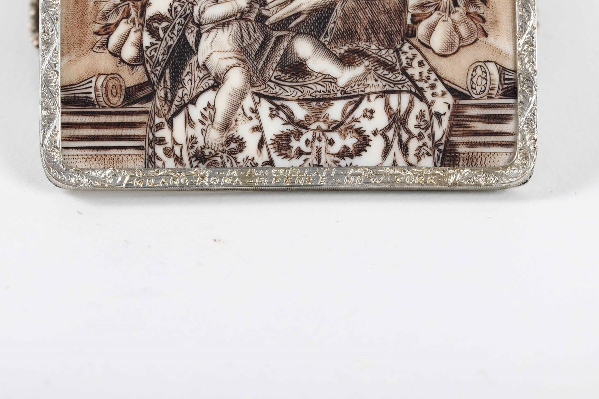 Altarolo Devozionale Portatile in Argento, Oro Bianco e Materiale Naturale (dente di Tricheco?). ...