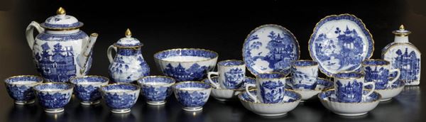 Servizio da thè e caffè in porcellana bianca e blu con profili dorati e raffigurazioni di paesaggio,  [..]