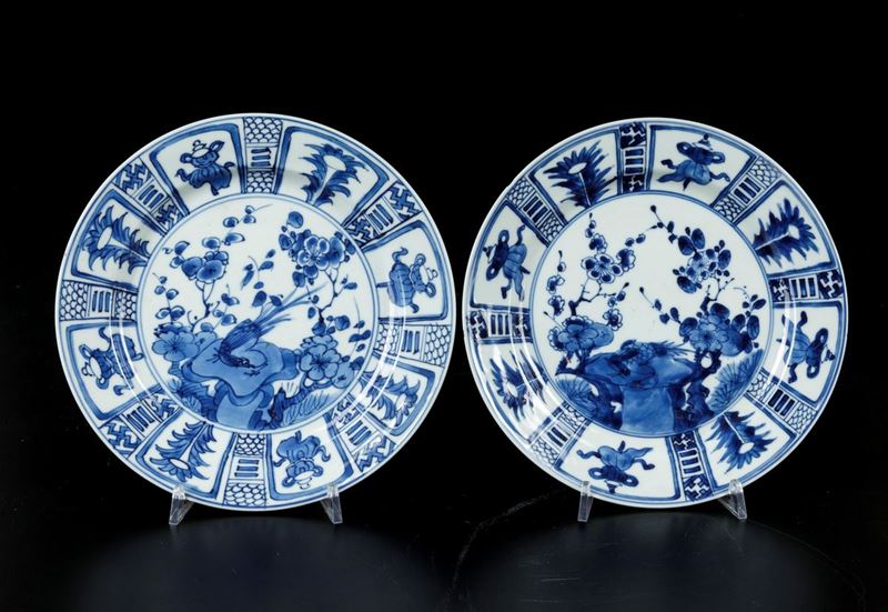 Coppia di piatti in porcellana bianca e blu con decori naturalistici, Cina, Dinastia Ming, epoca Wanli (1537-1619)  - Asta Arte Orientale | Virtual - Cambi Casa d'Aste