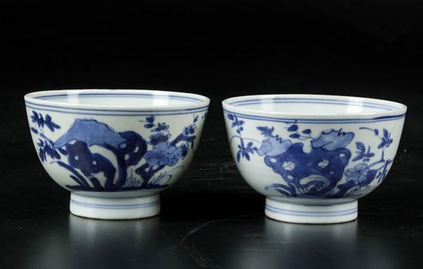 Coppia di tazze in porcellana bianca e blu con paesaggi, Cina, Dinastia Qing, epoca Shunzhi (1644-1661)