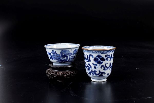 Lotto composto da ciotolina e bicchiere in porcellana bianca e blu con decori floreali e paesaggi, Cina, Dinastia Qing, epoca Kangxi (1662-1722)