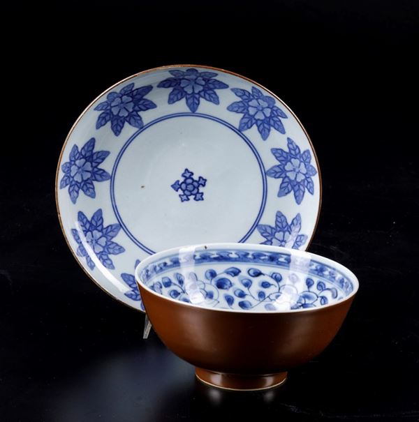 Lotto composto da coppa e piattino in porcellana bianca e blu con decori floreali, Cina, Dinastia Qing, XVII-XVIII secolo