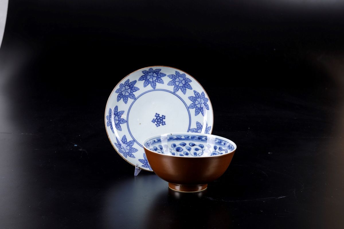 Lotto Composto da Coppa e Piattino in Porcellana Bianca e Blu con Decori Floreali, Cina, Dinastia...