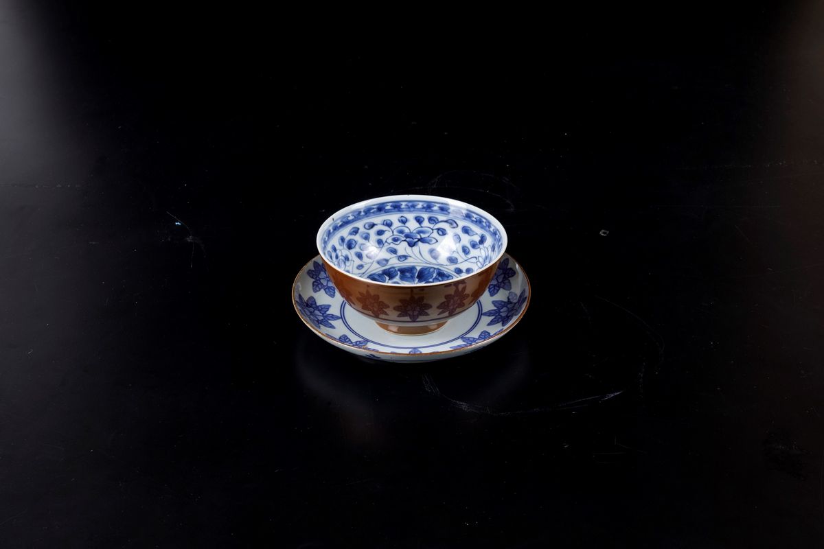 Lotto Composto da Coppa e Piattino in Porcellana Bianca e Blu con Decori Floreali, Cina, Dinastia...