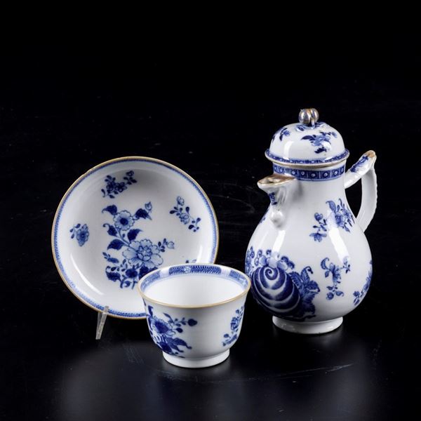 Lotto composto da lattiera e tazzina con piattino in porcellana bianca e blu con decori floreali e profili dorati, Cina, Dinastia Qing, epoca Qianlong (1736-1796)