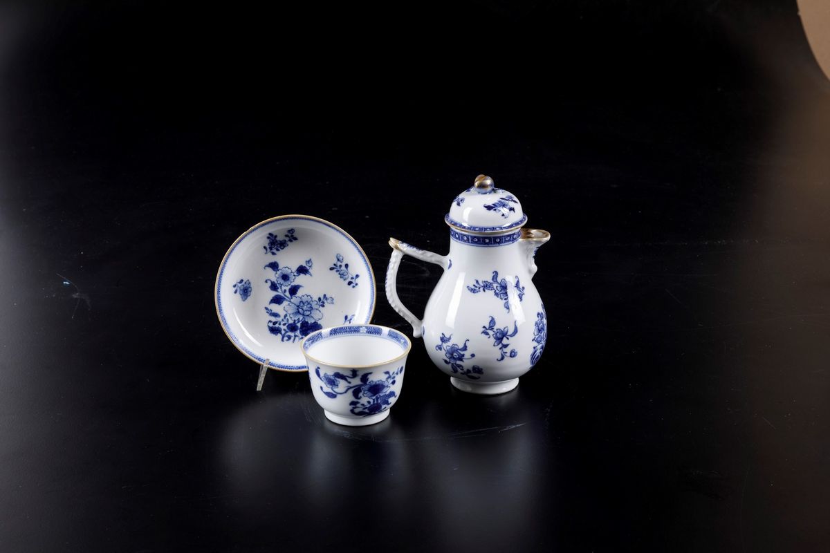 Lotto Composto da Lattiera e Tazzina con Piattino in Porcellana Bianca e Blu con Decori Floreali ...