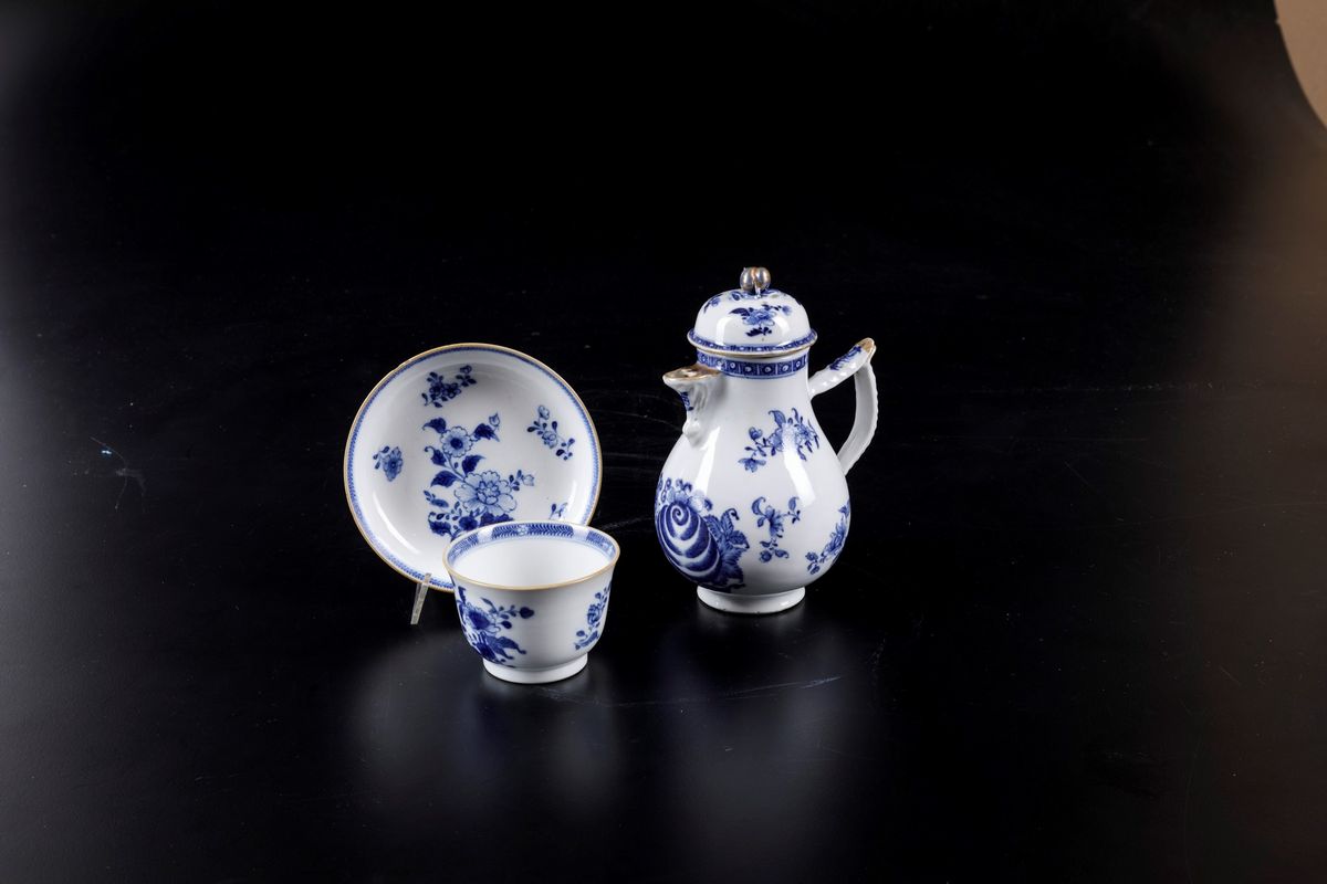 Lotto Composto da Lattiera e Tazzina con Piattino in Porcellana Bianca e Blu con Decori Floreali ...