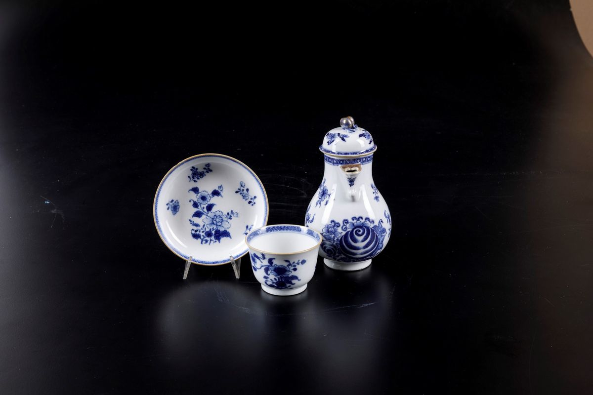 Lotto Composto da Lattiera e Tazzina con Piattino in Porcellana Bianca e Blu con Decori Floreali ...