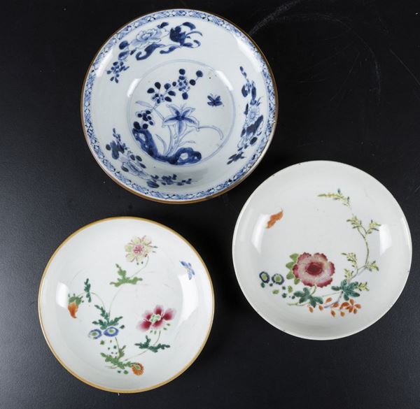 Lotto composto da due piatti in porcellana Famiglia Rosa e una ciotola in porcellana bianca e blu con decori floreali, Cina, Dinastia Qing, periodo Qianlong (1736-1796)