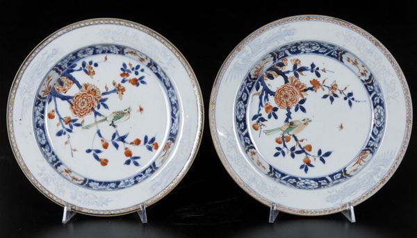 Coppia di piatti in porcellana Imari con uccellino tra i rami e decori floreali, Cina, Dinastia Qing, epoca Kangxi (1662-1722)