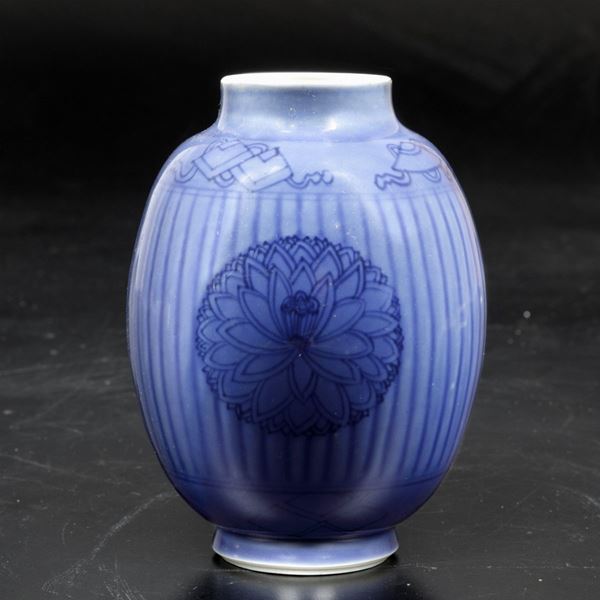 Jar in porcellana monocroma blu poudrè con decori di fiori di loto, Cina, Dinastia Qing, epoca Kangxi (1662-1722)