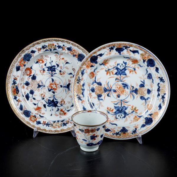 Lotto composto da due piatti e un bicchiere in porcellana Imari con decori floreali, Cina, Dinastia Qing, epoca Kangxi (1662-1722)