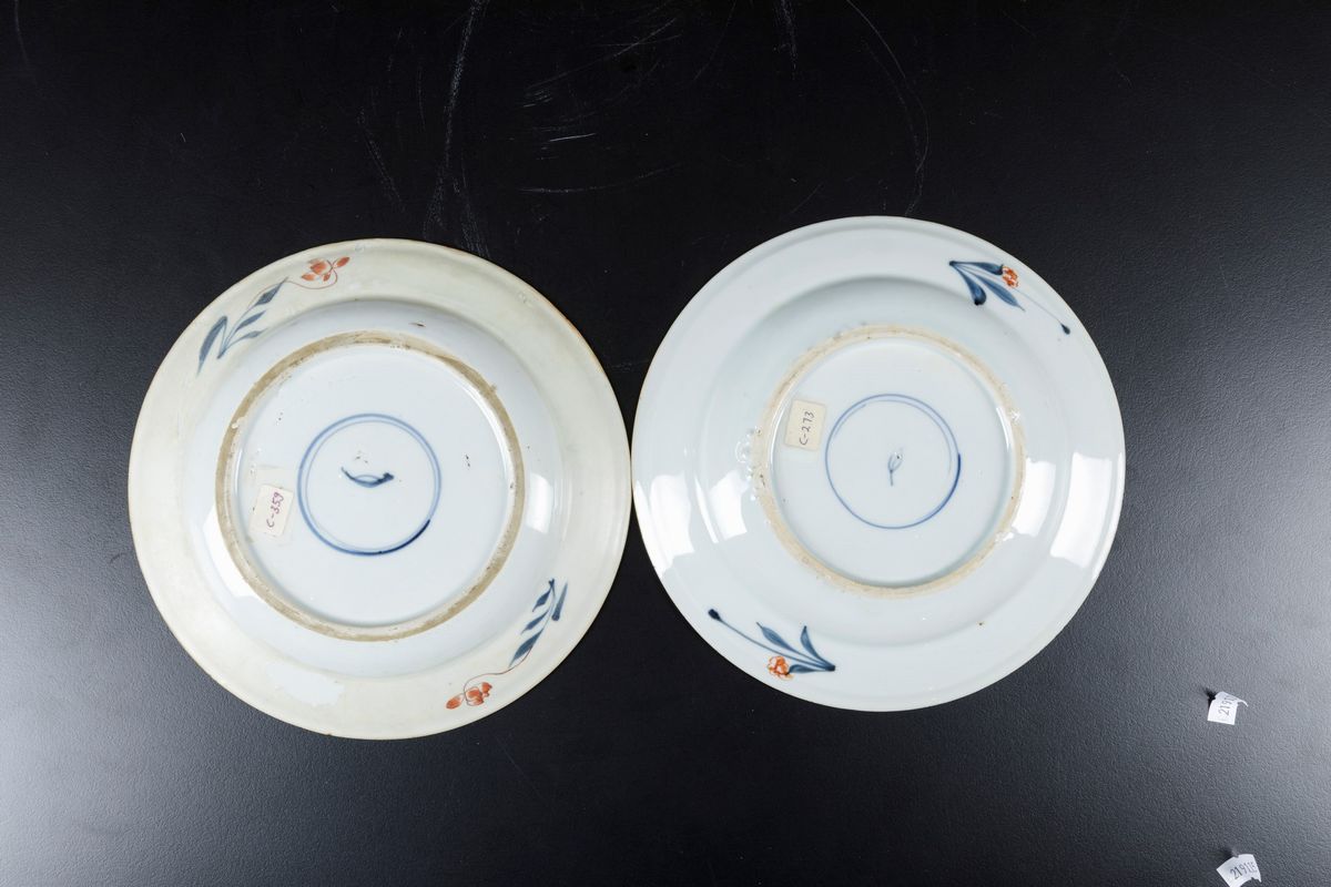 Lotto Composto da Due Piatti e un Bicchiere in Porcellana Imari con Decori Floreali, Cina, Dinast...