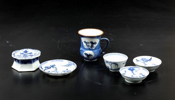 Lotto composto da tre piattini, un’alzata, una coppetta e una tazzina in porcellana bianca e blu, Cina, Dinastia Qing, epoca Kangxi (1662-1722)