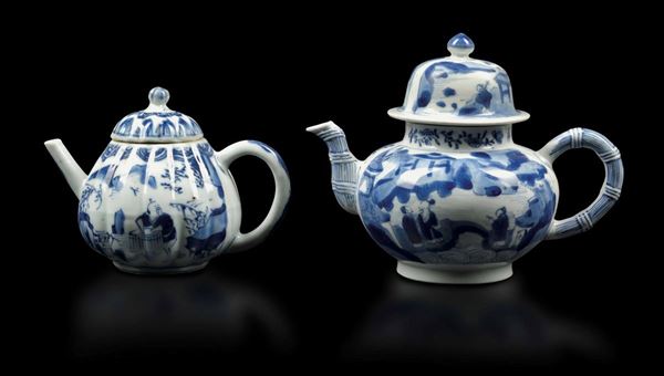 Due teiere in porcellana bianca e blu con scene di vita comune e decori floreali, Cina, Dinastia Qing, epoca Kangxi (1662-1722)