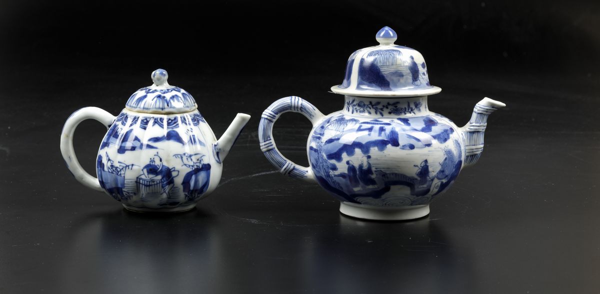 Due Teiere in Porcellana Bianca e Blu con Scene di Vita Comune e Decori Floreali, Cina, Dinastia ...
