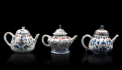 Tre Teiere in Porcellana Imari con Decori Floreali, Cina, Dinastia Qing, Epoca Kangxi (1662-1722)