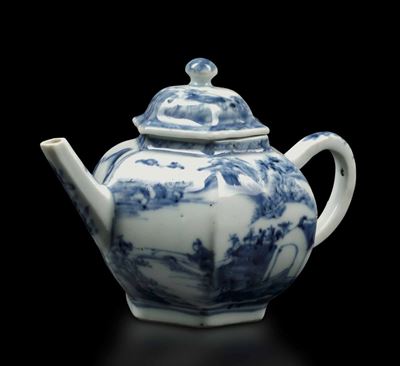 Teiera Esagonale in Porcellana Bianca e Blu con Paesaggio, Cina, Dinastia Qing, Epoca Kangxi (166...