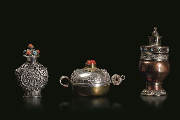 Lotto composto da vasetto con coperchio in bronzo e due snuff bottles in argento e pietre dure, Tibet, XVIII-XIX secolo