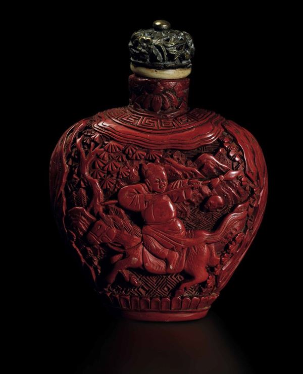 Snuff bottle in lacca con figura di cavaliere e tappo in bronzo, Cina, Dinastia Qing, XVIII-XIX secolo