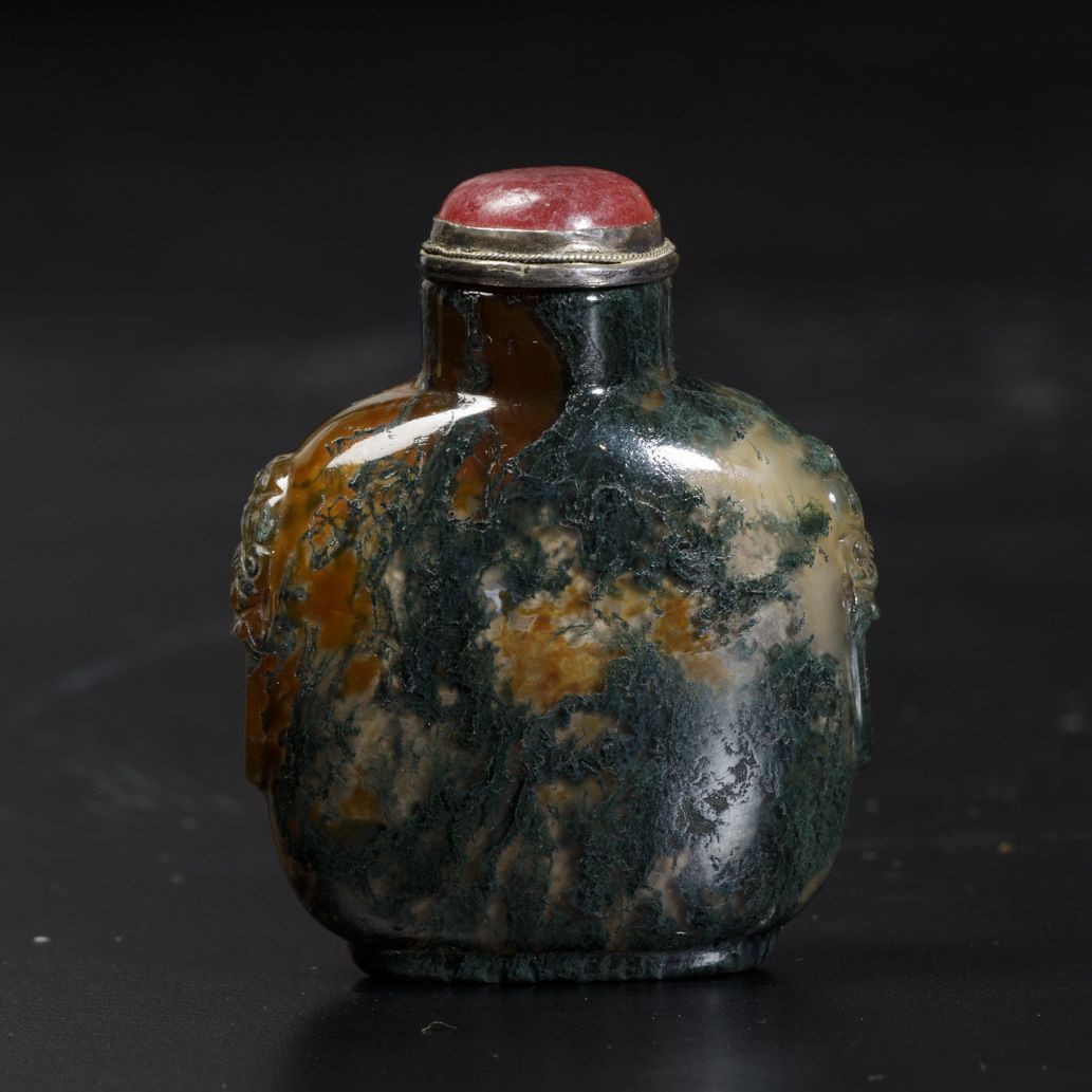 Snuff Bottle in Agata Muschiata con Mascheroni e Tappo in Vetro, Cina, Dinastia Qing, XIX Secolo