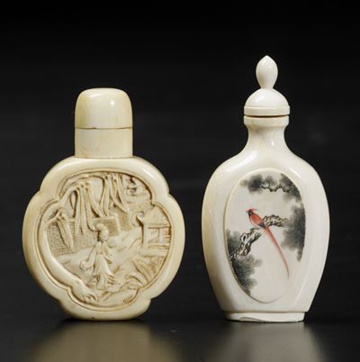 Due Snuff Bottles in Avorio Inciso e Dipinto con Figura Femminile e Soggetto Naturalistico, Cina,...
