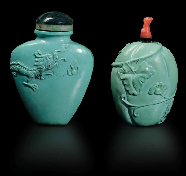Due snuff bottles scolpite in turchese con figura di drago e motivi vegetali a rilievo, Cina, Dinastia Qing, XIX secolo