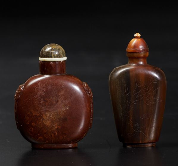 Due snuff bottles scolpite in ambra e corno, Cina, Dinastia Qing, XIX secolo