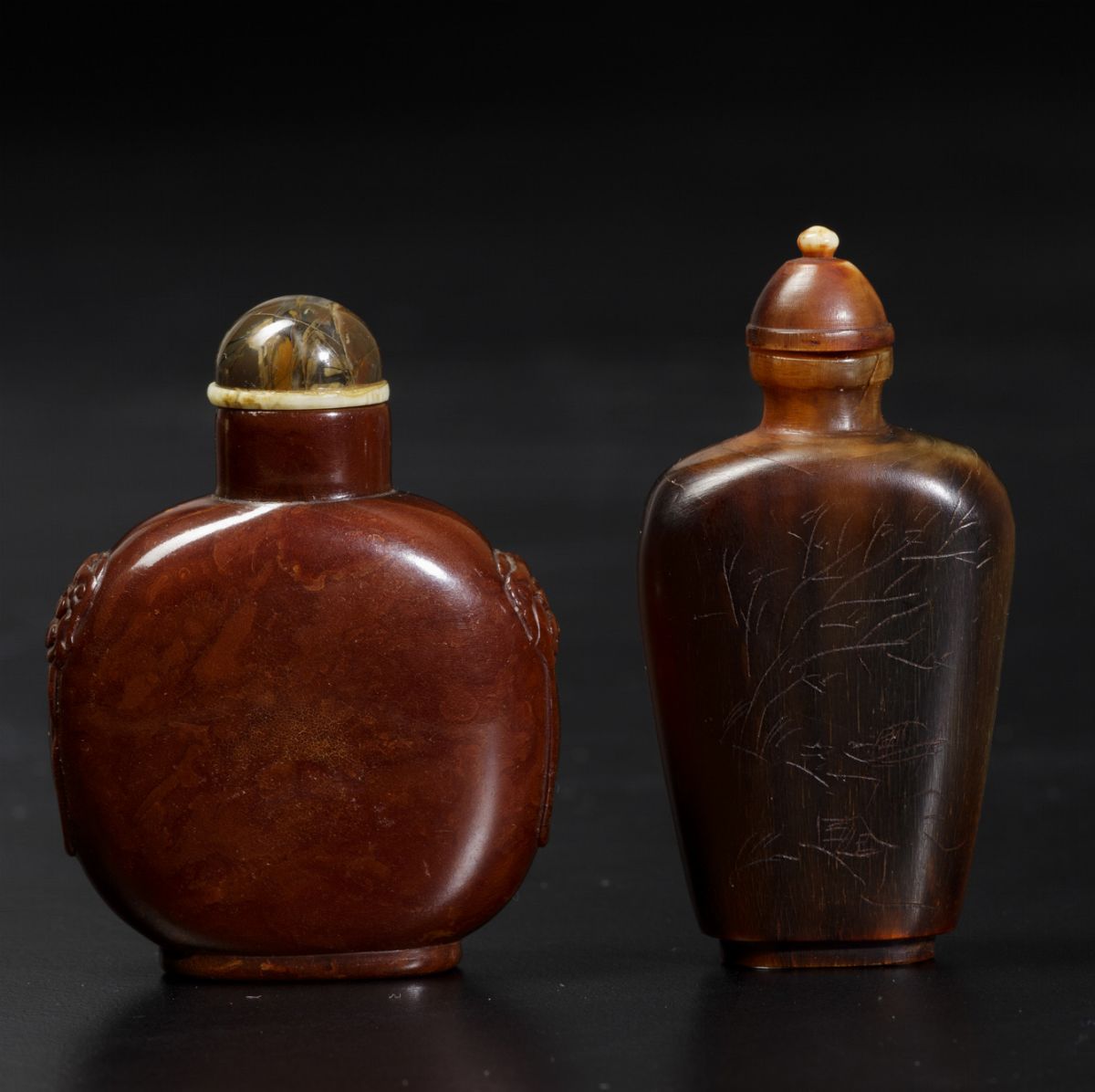 Due Snuff Bottles Scolpite in Ambra e Corno, Cina, Dinastia Qing, XIX Secolo