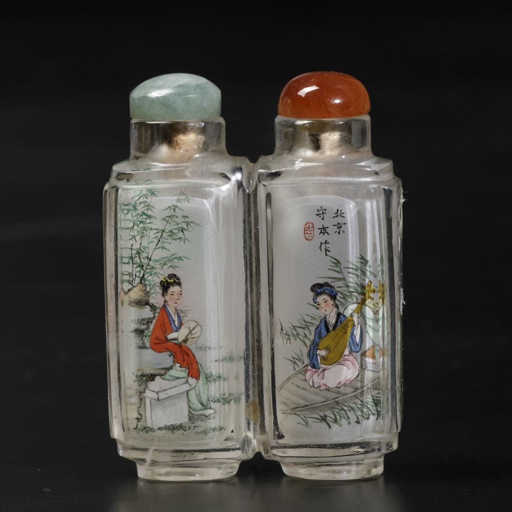 Snuff Bottle a Doppio Corpo Scolpita in Cristallo di Rocca Dipinto con Figure Femminili e Iscrizi...