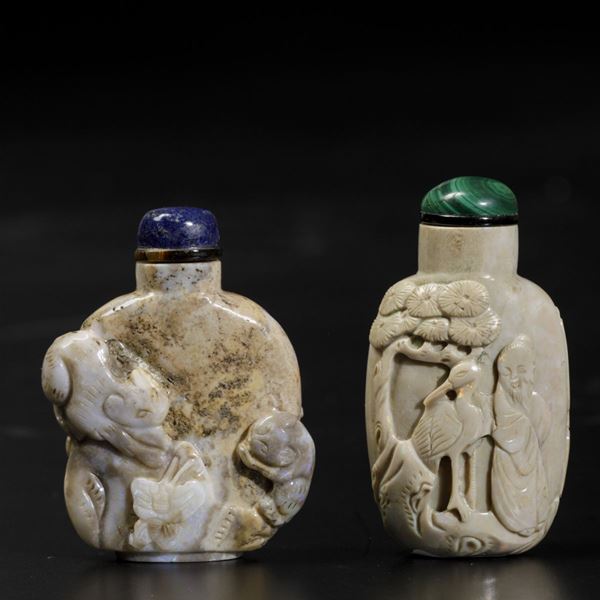 Due snuff bottles scolpite in opale con figure a rilievo di gatti e di saggio entro paesaggio, Cina, Dinastia Qing, XIX secolo