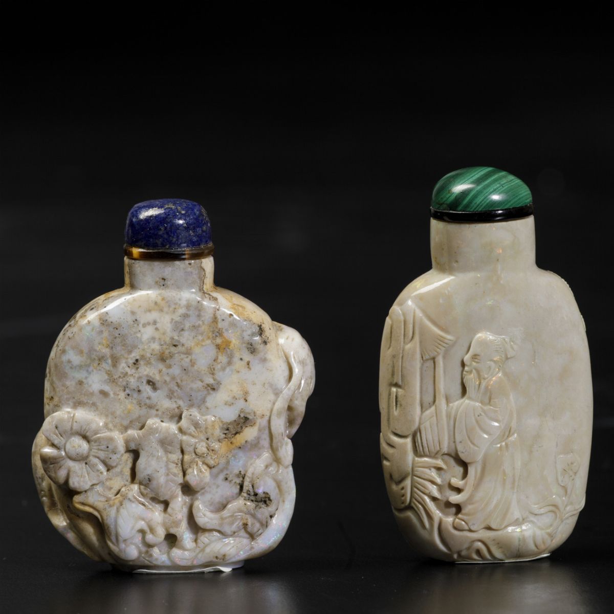Due Snuff Bottles Scolpite in Opale con Figure a Rilievo di Gatti e di Saggio Entro Paesaggio, Ci...